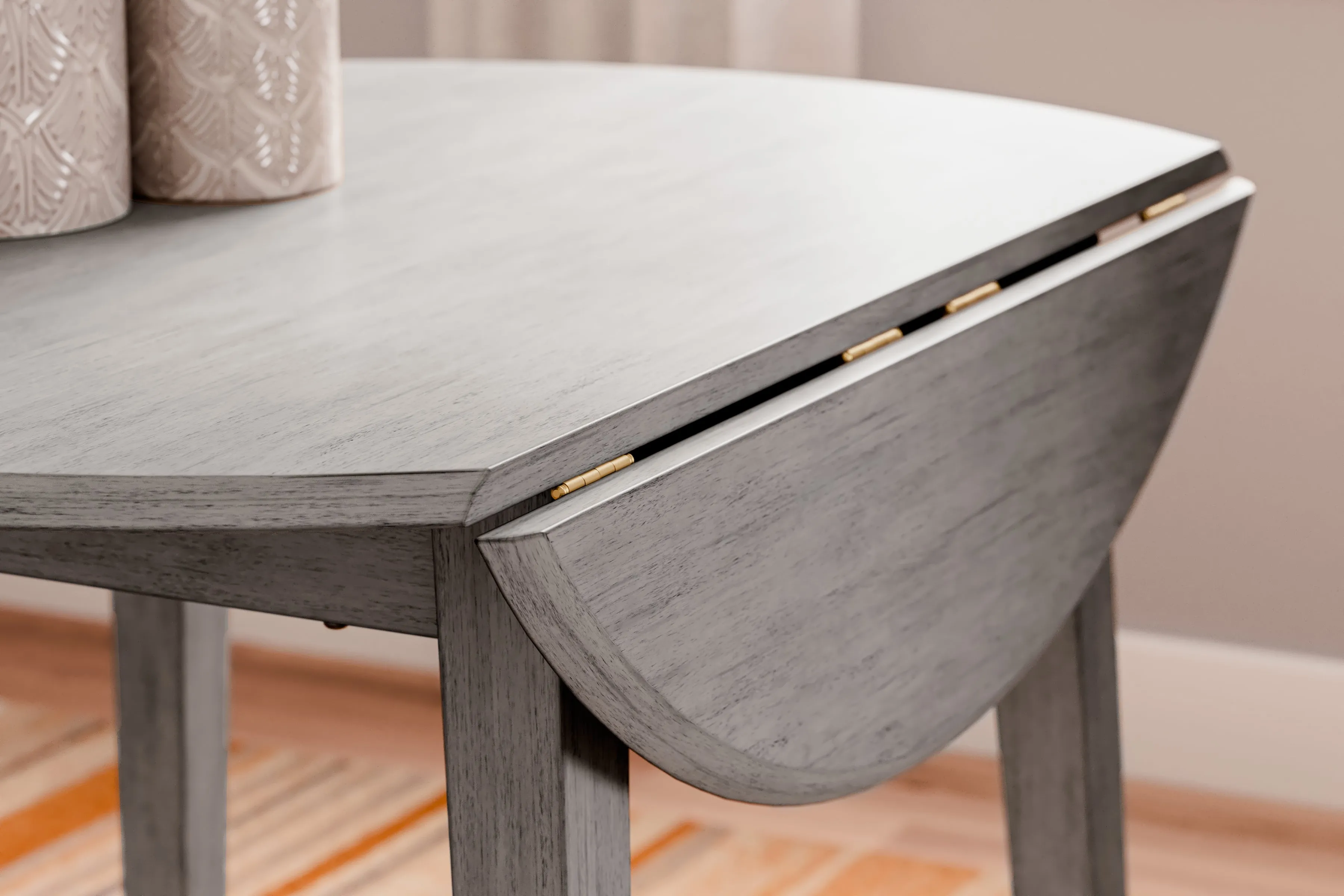 Shullden Dining Table and 4 Chairs in Gray
